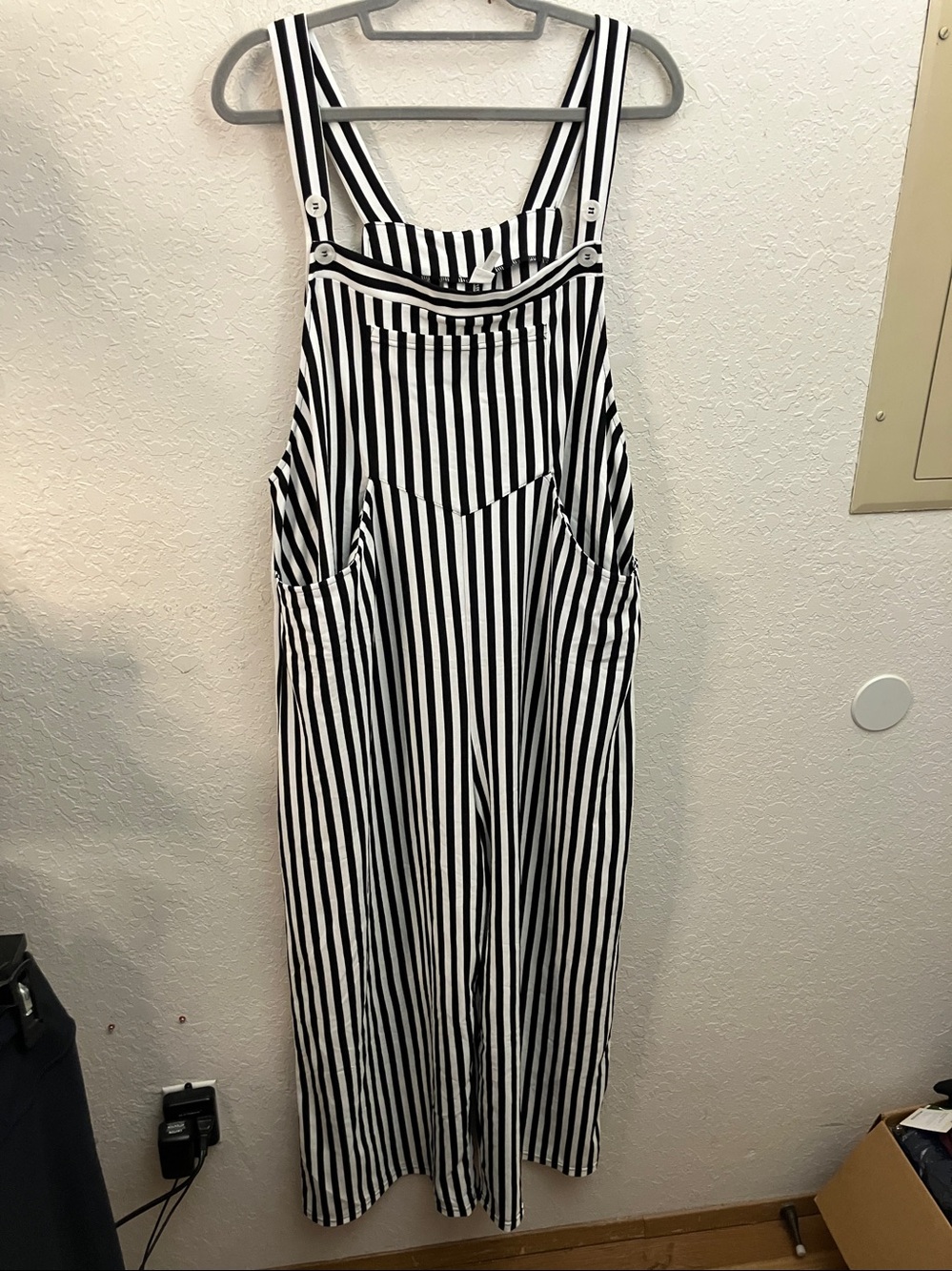 🆕 HALARA Black & White Vertical Stripe Jumpsuit
